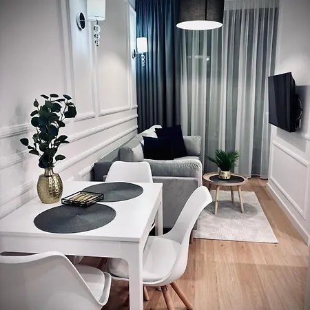 Apartment White Glove Deluxe Warminski Port